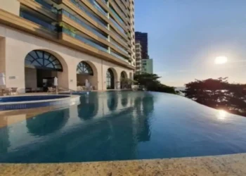 Ivete Sangalo e o apartamento milionário em Salvador com piscina infinita